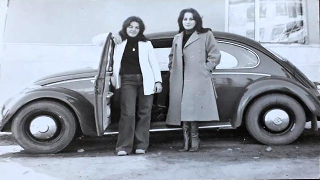 Merve Berk annesinin (Soldaki) yıllar önce Vosvos’un önünde verdiği bu pozun aynısını düğün fotoğrafı olarak çektirecek.